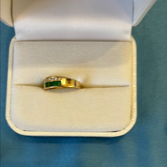 Elegant 14KT YellowGold Emerald and Diamond ring - Picture 5 of 9
